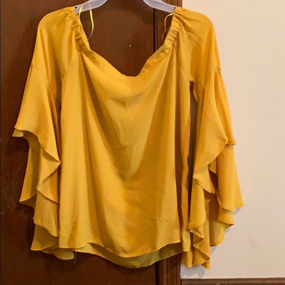 Adorable yellow off the shoulder fun top!